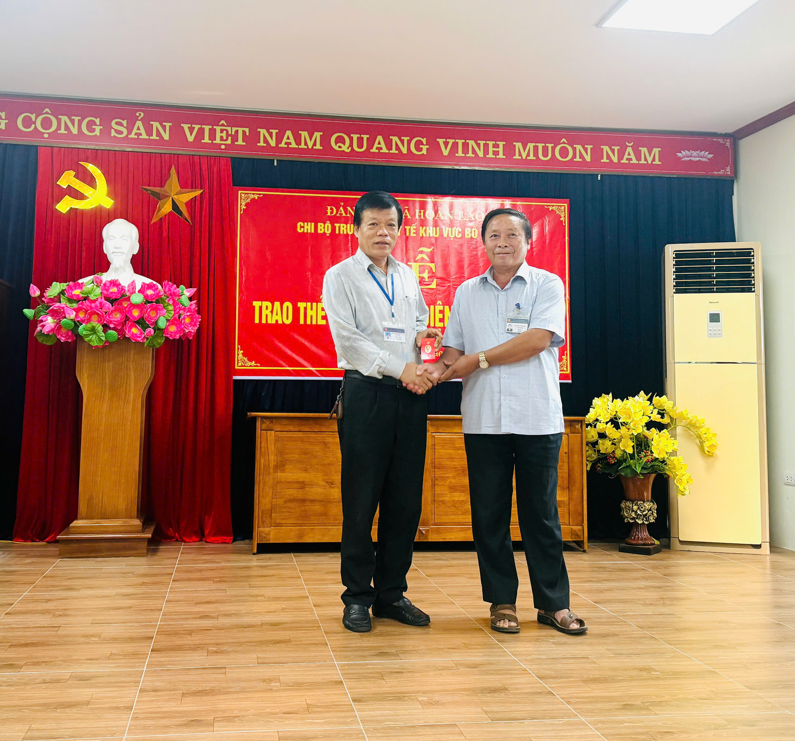 CHI BỘ TRUNG TÂM Y TẾ KHU VỰC BỐ TRẠCH TỔ CHỨC TRAO THẺ ĐẢNG VIÊN ĐIỆN TỬ GĂN CHÍP